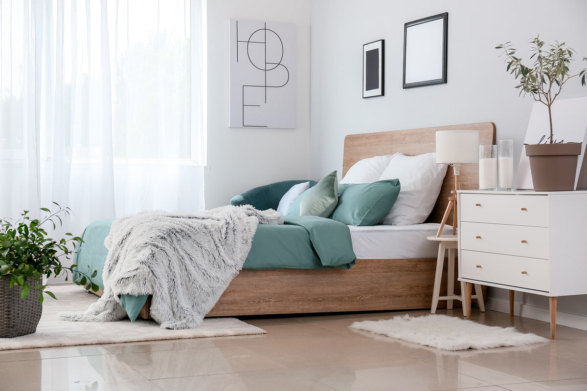 SCHLAFZIMMER_BOXSPRINGBETT_BETTLAKEN_KISSEN_GRUEN
