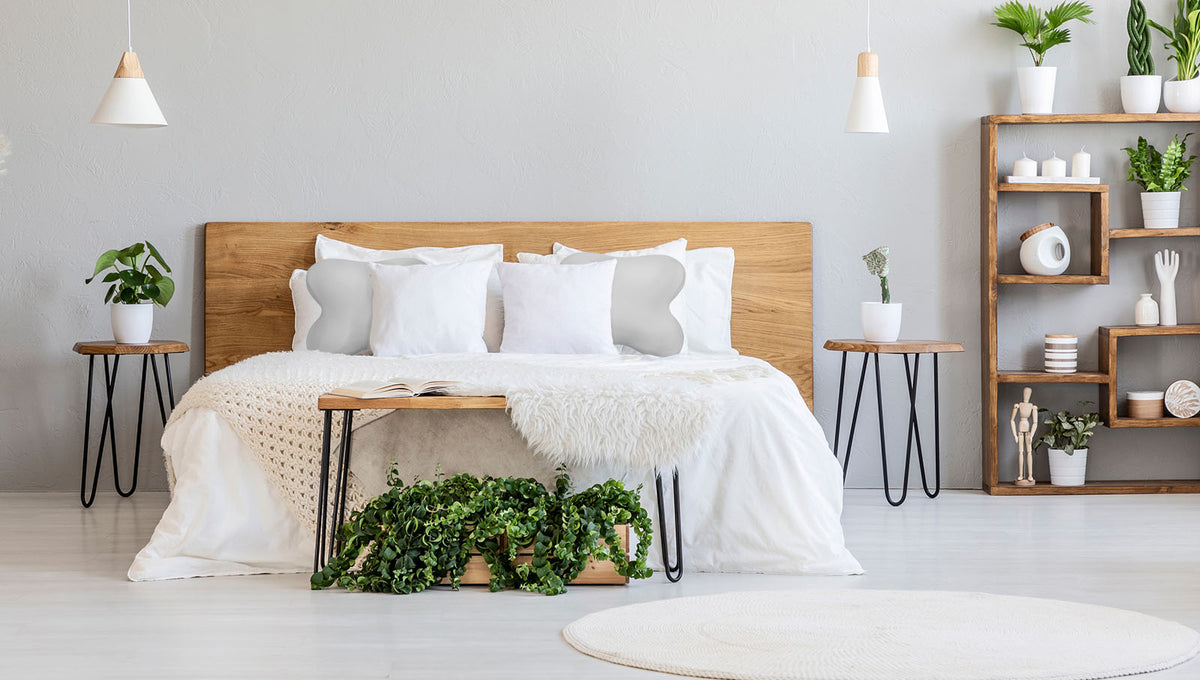 Großes Bett mit Kissen und Orthopädischen Nackenstützkissen 