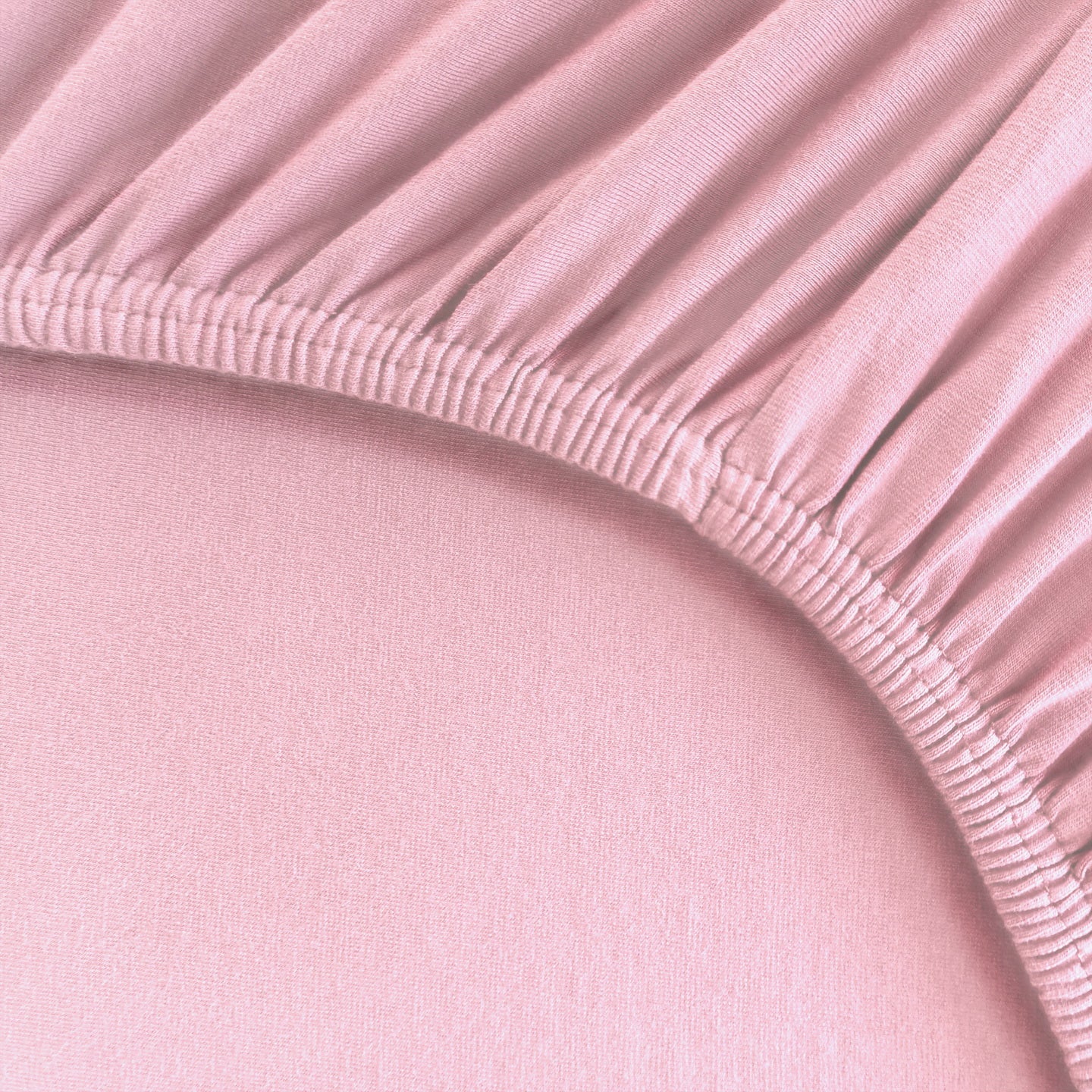 Detailaufnahme eines Spannbettlakens für Boxspringbetten und Wasserbetten mit Rundumgummi in Rosa