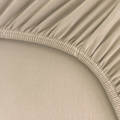 Detailaufnahme eines Spannbettlakens für Boxspringbetten und hohe Matratzen mit Rundumgummi in Sand