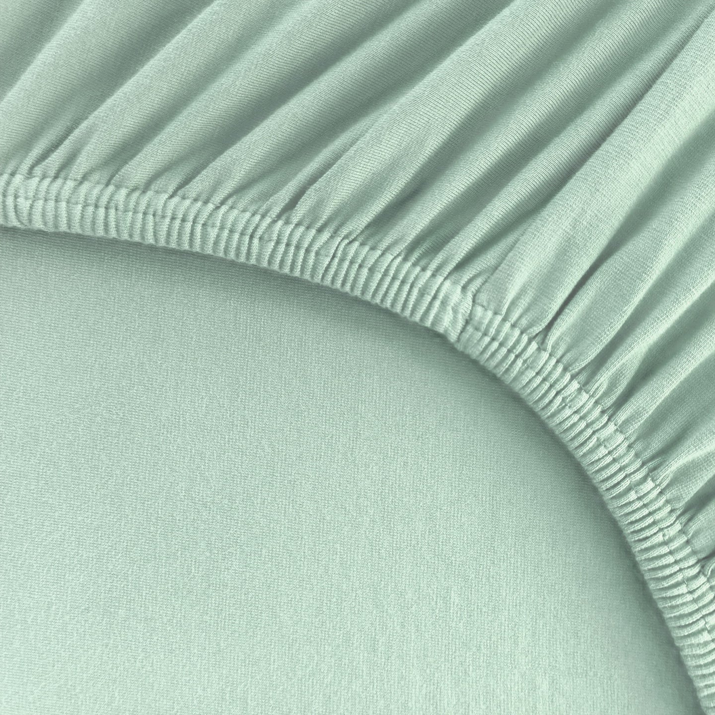 Detailaufnahme von einem Spannbetttuch für Boxspringbetten und Wasserbetten mit Rundumgummi in Grün