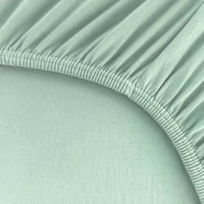 Detailaufnahme von einem Spannbetttuch für Boxspringbetten und Wasserbetten mit Rundumgummi in Grün