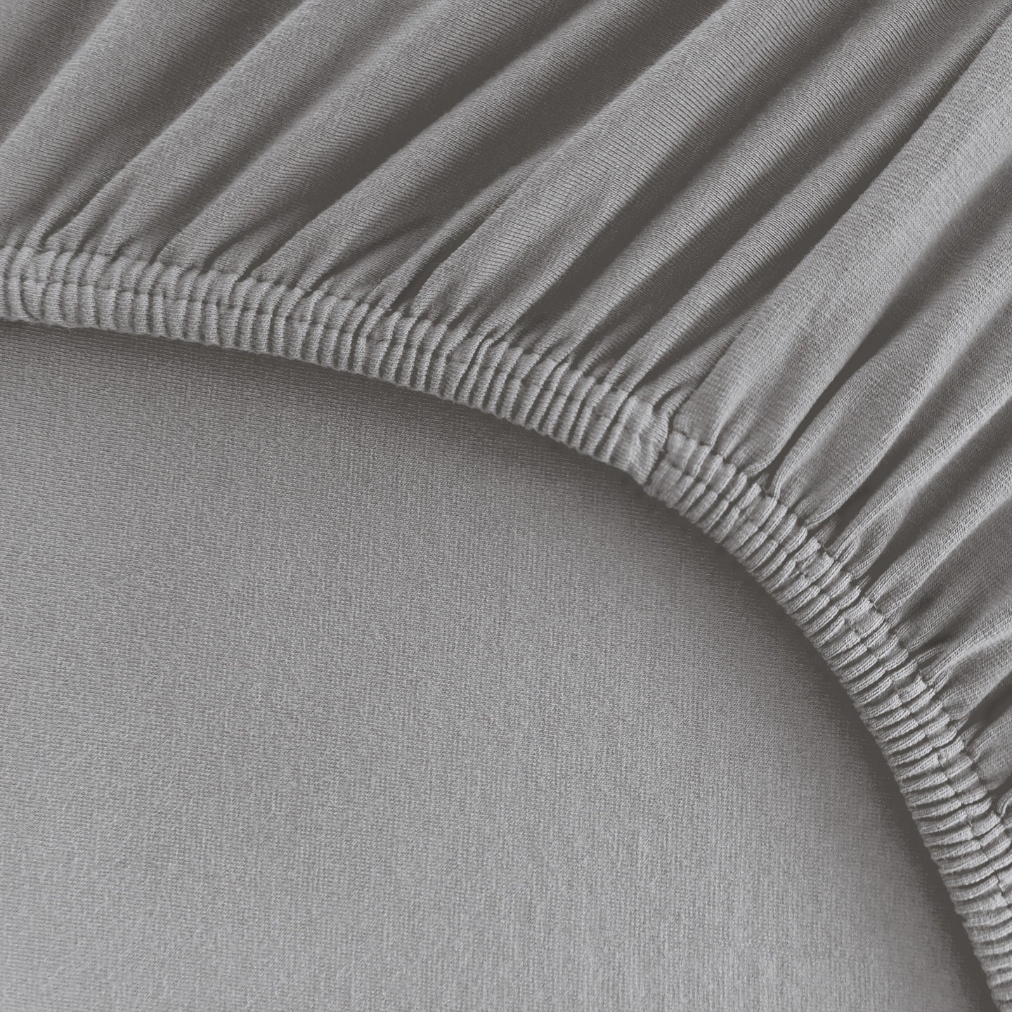 Detailaufnahme von einem Bettlaken für Boxspringbetten und hohe Matratzen mit kräftigem Rundumgummi in Hellgrau