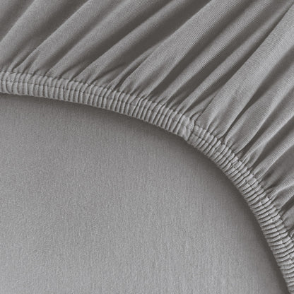 Detailaufnahme von einem Bettlaken für Boxspringbetten und hohe Matratzen mit kräftigem Rundumgummi in Hellgrau